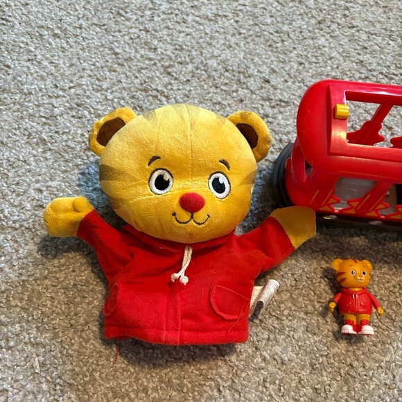 Daniel Tiger's Neighborhood Trolley & Figure Pull Back and Go Action Hand Puppet - Picture 3 of 6